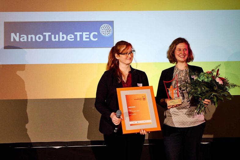 Sabrina Friebe (li.) und Astrid Kupferer (re.), von NanoTubeTEC, freuen sich über den Publikumspreis. Foto: Albrecht Voss Werbefotografie