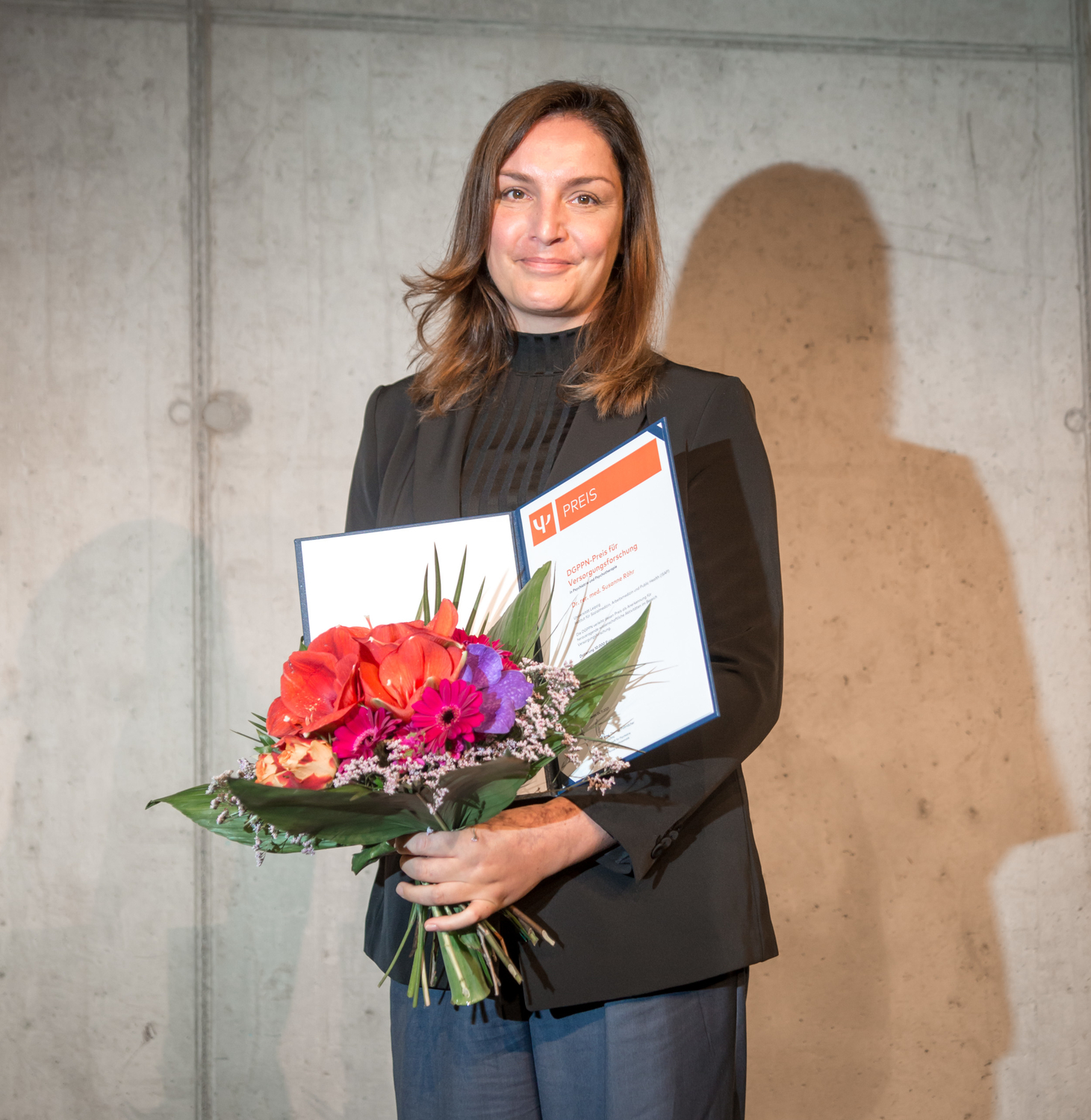 Dr. Susanne Röhr vom ISAP-Institut der Medizinischen Fakultät nach der Preisverleihung im CityCube Berlin. Foto: DGPPN
